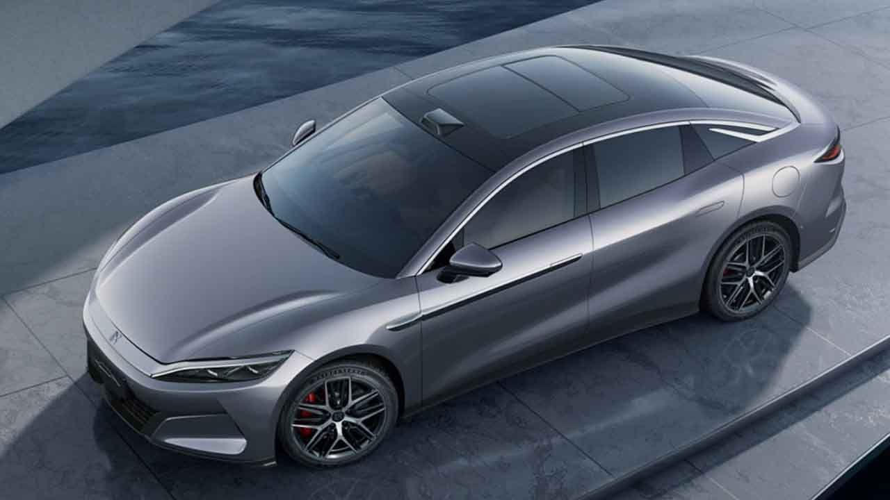 El BYD Han L puede enchufarse a dos estaciones a la vez, cargándose en un tiempo récord incluso bajo cero