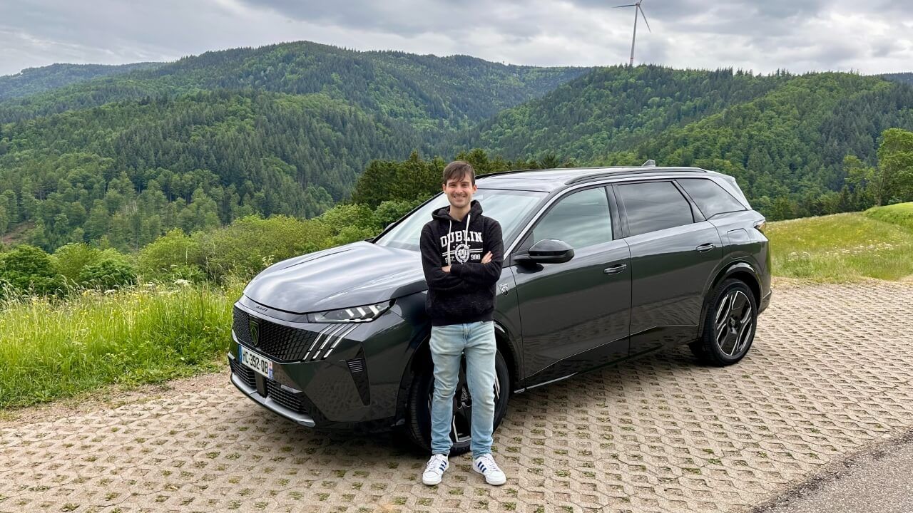 Prueba Peugeot E-3008 y E-5008 Dual Motor, un extra de potencia y tracción 4×4 para dos SUV eléctricos muy burgueses
